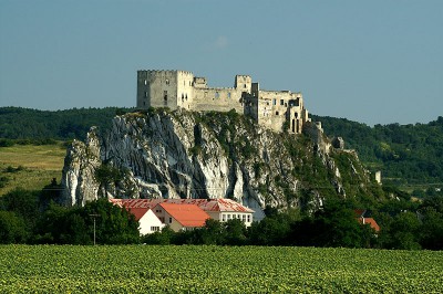 Jadąc przez Słowację jedziemy autostradą doliną Wagu, po wschodniej stronie majestatyczny zamek Beckov wzniesiony na wysokiej skale.