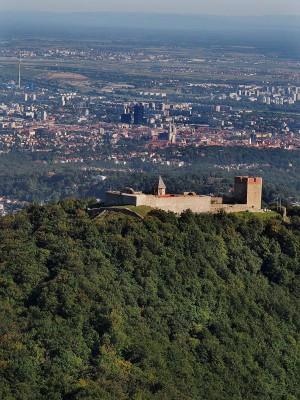 Zamek Medvedgrad, Wydaje mi się że obecnie jest w remoncie  który mas udostępnić go zwiadzającym. W dole- Zagrzeb, widać też górującą nad miestem katedrę NMP