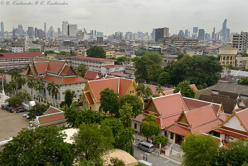 Widok na kompleks świątynny Wat Saket.