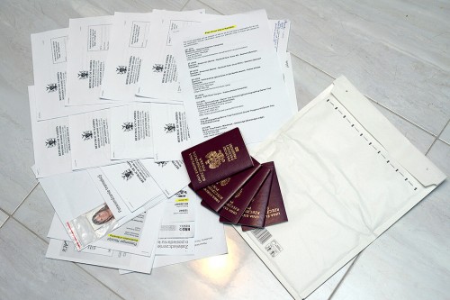Tyle papierków trzeba wysłać do ambasady, aby otrzymać wizy.