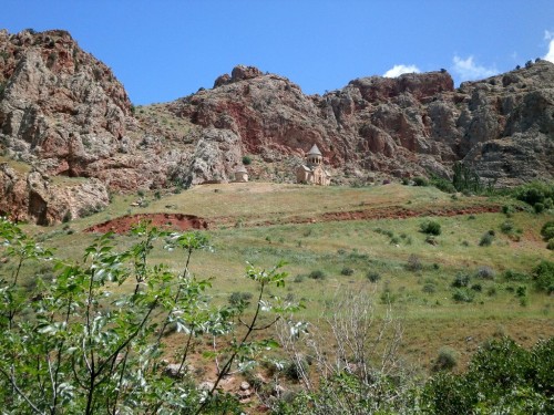 Armenia, Gnishik Protected Landscape, widok na klasztor Noravank.