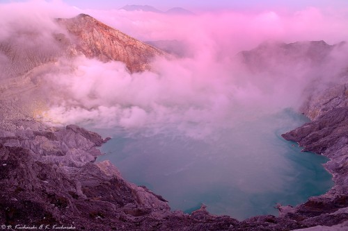 Wschód słońca nad kalderą Ijen.