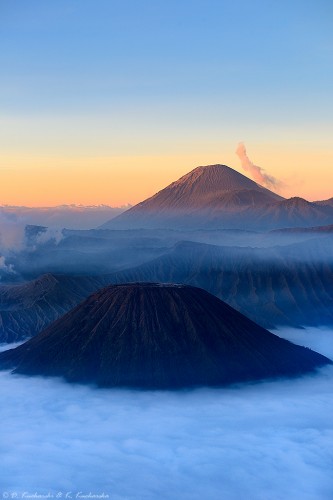 Kawah Bromo i Semeru o wschodzie słońca.