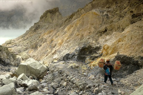 Jeden z robotników wydobywających siarkę w kalderze Ijen.