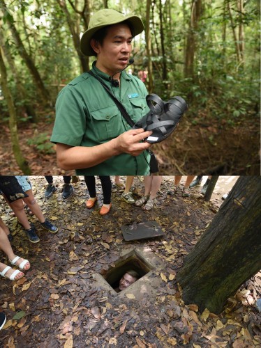 Wycieczka do tuneli Cu Chi. Przewodnik prezentuje rodzaj sandałów zrobiony z opony używany przez wojska Wietnamu. Ja natomiast wszedłem do oryginalnego tunelu, nieposzerzanego pod turystów, udowadniając, że jestem szczupły! :D