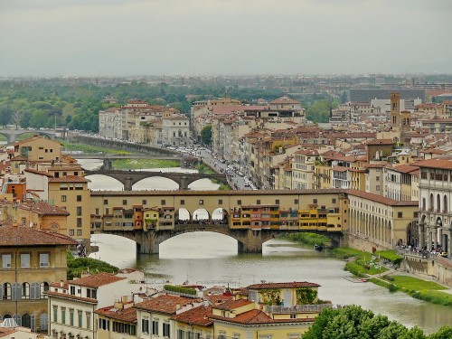 Ponte Vecchio i korytarz Vassariego (widok z Piazzale Michelangelo).JPG