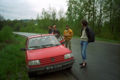 Wybraliśmy się kilkoma samochodami, to mój poczciwy peżocik 309, wydaje mi się że to Mąchocice pod Kielcami, gdzie miała być aurinia....Przebojem wyjazdu był Janek Tatarkiewicz, który na bieżąco nagrywał wszystkie spostrzeżenia na taśmowy dyktafon...